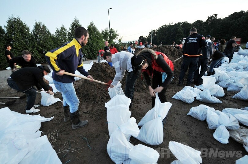 セルビアとボスニアの洪水、死者44人に 孤立した地域も