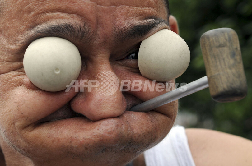 南米コロンビアの空港に「ポパイ」おじさんが出現