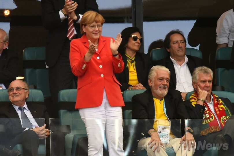 独首相、初戦勝利で大喜び 代表選手とセルフィーも W杯