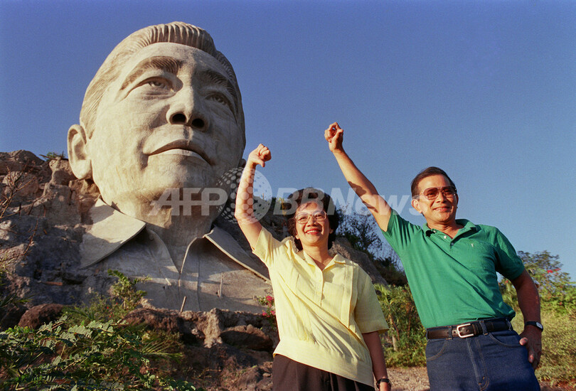 アキノ元フィリピン大統領死去、フィリピン民主化の象徴