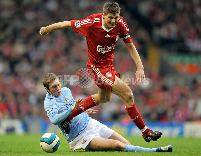 リバプールのジェラード逮捕、酒場での暴行容疑　英報道