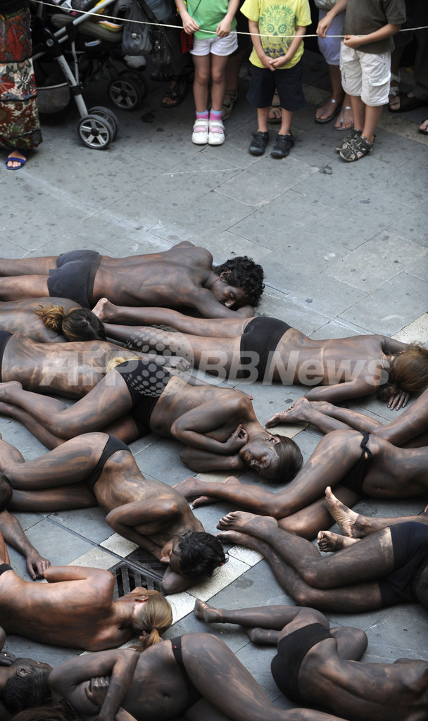 PETA、裸体で闘牛に抗議 スペイン・パンプロナ