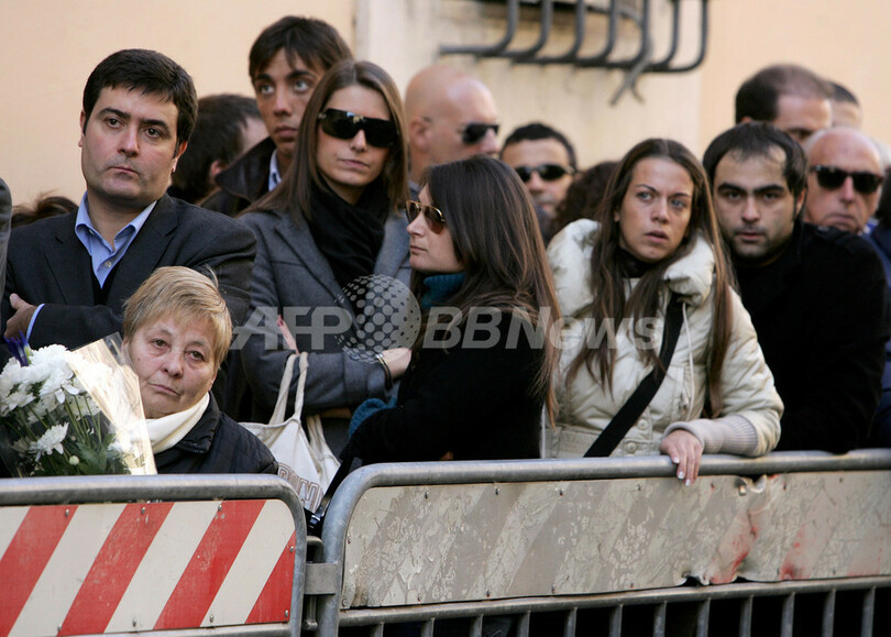 死亡したサポーターの通夜が営まれ数百人が故人を偲ぶ
