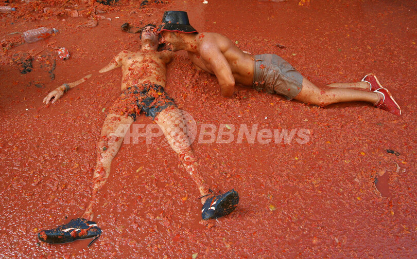 スペインで恒例のトマト祭り「トマティーナ」開催