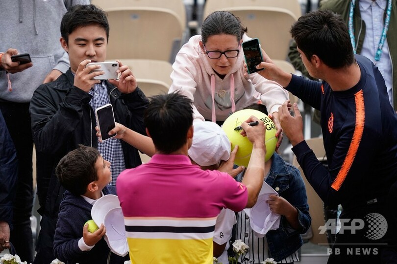 錦織が激闘制し全仏8強入り、土壇場からペールに逆転勝ち
