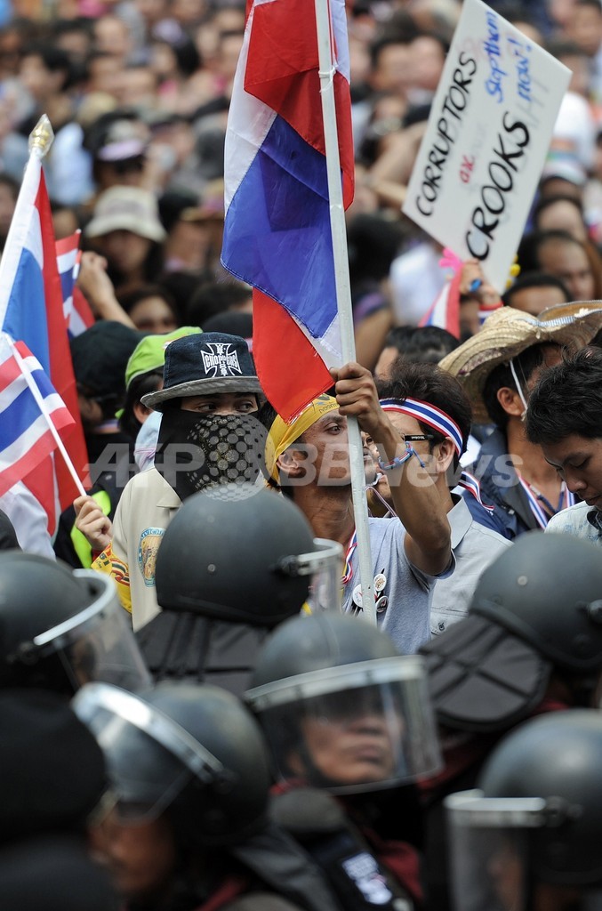 タイの反政府デモ、陸軍本部に突入 与党本部も包囲
