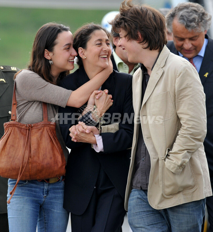 解放されたベタンクールさん、子どもたちと再会