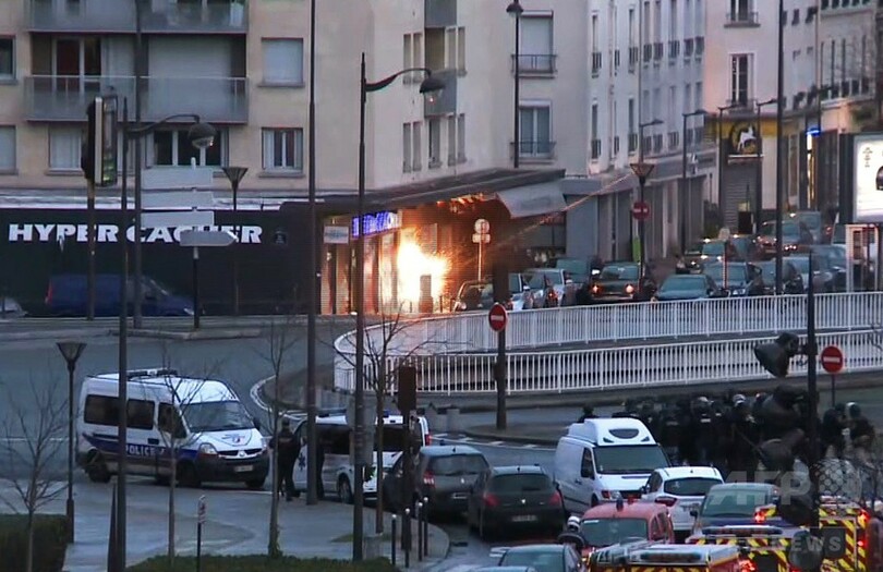 立てこもりのパリ食品店に警察突入、容疑者ら5人死亡 4人重傷