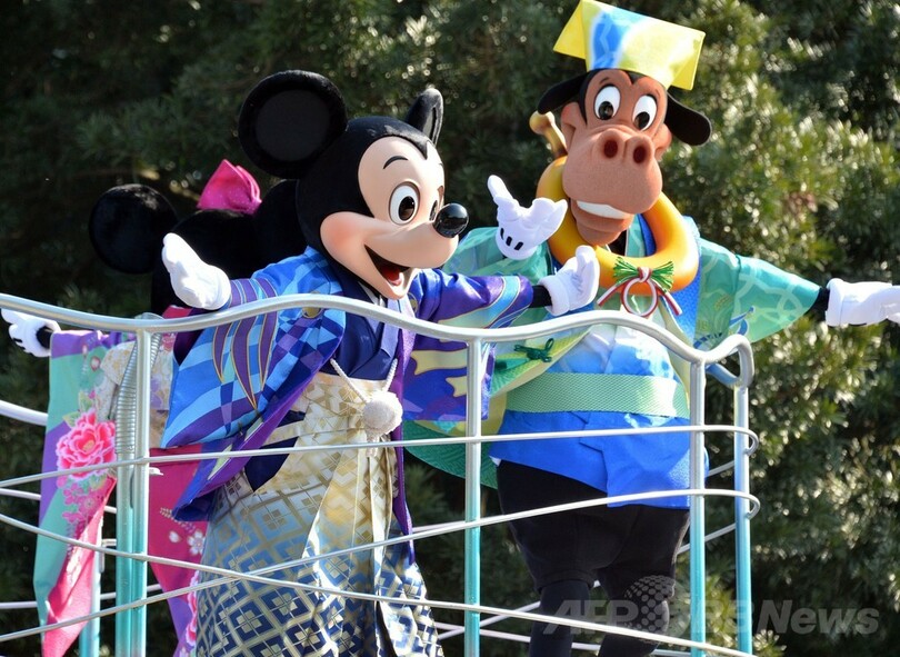 ミッキ―も和装であいさつ、東京ディズニーランドでお正月パレード