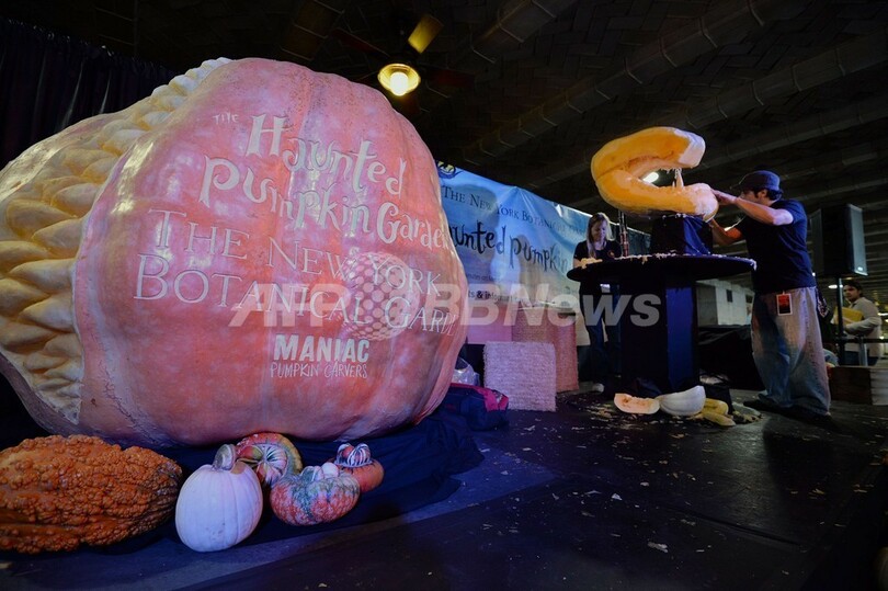 823キロのかぼちゃを芸術作品に仕立てる彫刻家集団、NYの駅で実演