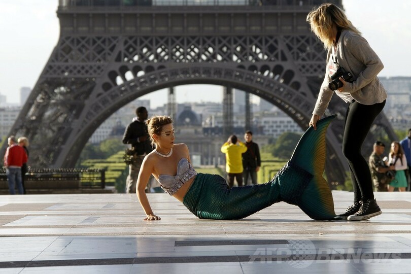 エッフェル塔に人魚が出現