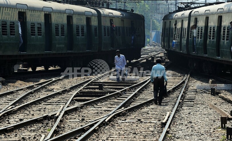 インドで列車事故、巡礼者に突っ込む 37人死亡