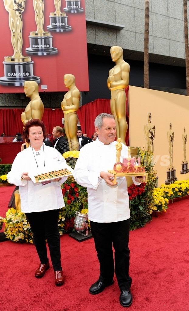 第81回アカデミー賞、オスカー像のケーキを手にシェフが登場