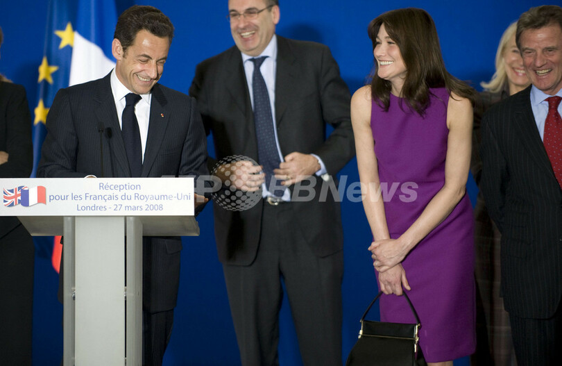 サルコジ大統領、「フランスの誇り」とカーラ夫人を絶賛