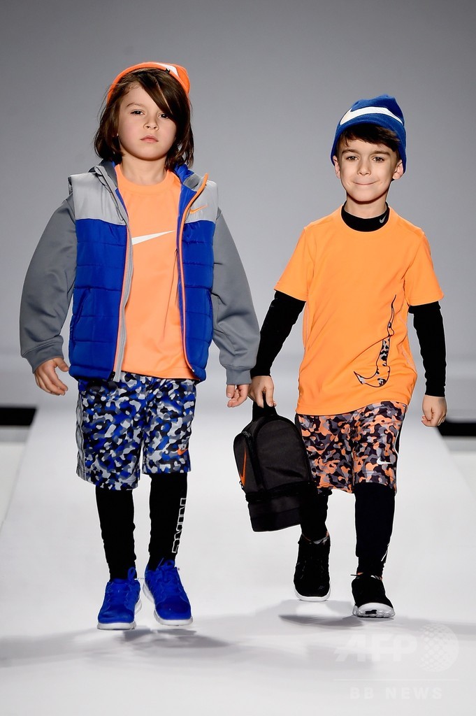 元気いっぱいの子どもたちがランウェイに、「ナイキ リーバイス キッズ」15/16年秋冬