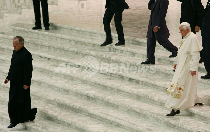 和装の女性たちがローマ法王に着物をプレゼント