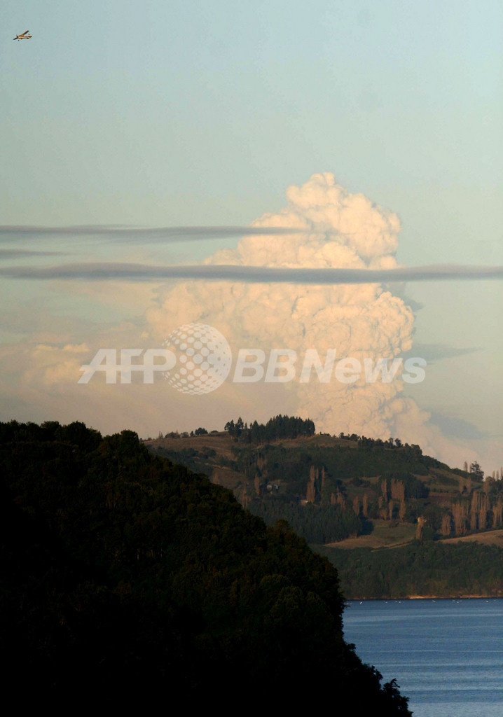 チリ大統領、火山噴火の被災地を視察
