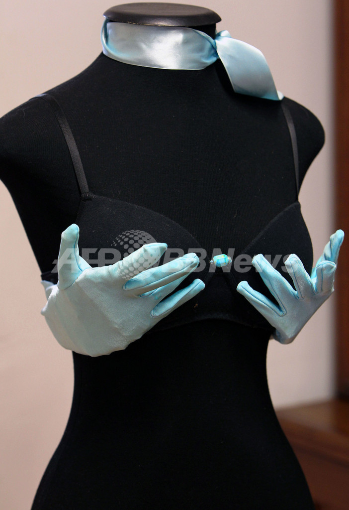 乳がんと闘うブラ、ブラジル人芸術家の作品展