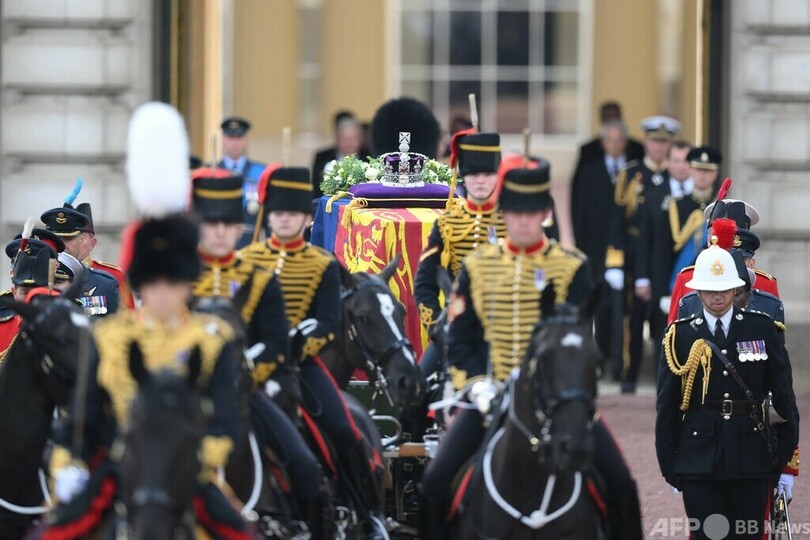 英女王のひつぎ、バッキンガム宮殿を出発 王族が付き添い行進