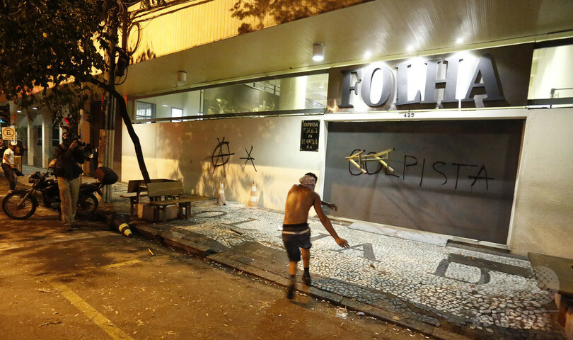 ブラジル大統領罷免で抗議デモ、警官隊と衝突