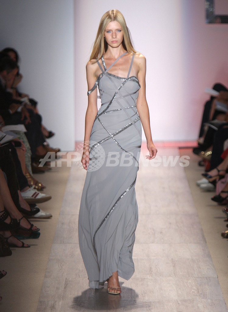 ＜09年春夏NY・コレクション＞エルベ・レジェ バイ マックスアズリア、新作を発表