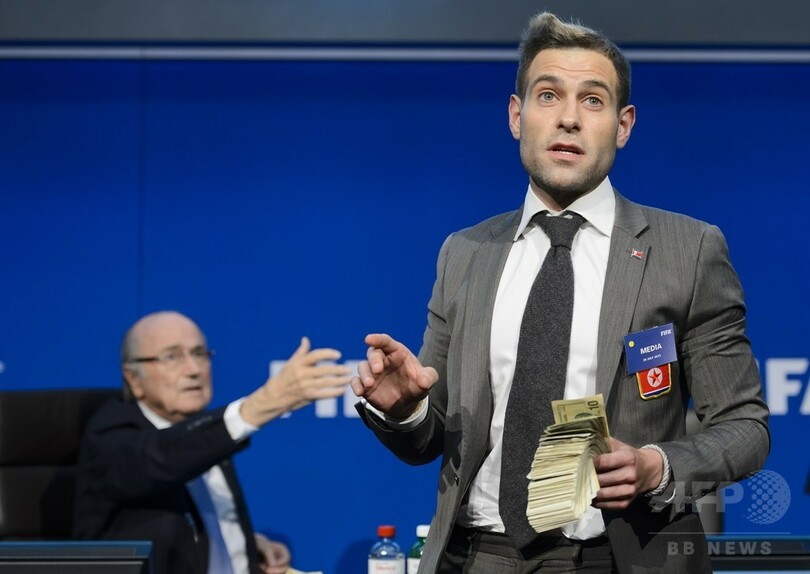 FIFA会長の会見でハプニング、英コメディアンが偽札ばらまく