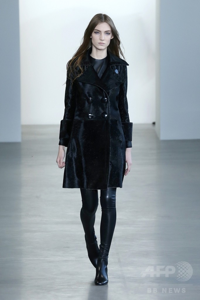 フェミニンさを併せ持つ強い女性をイメージ、「カルバン クライン コレクション」15/16年秋冬