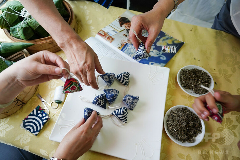 大好きな電車内でちまき作り 中国の端午節、貴陽