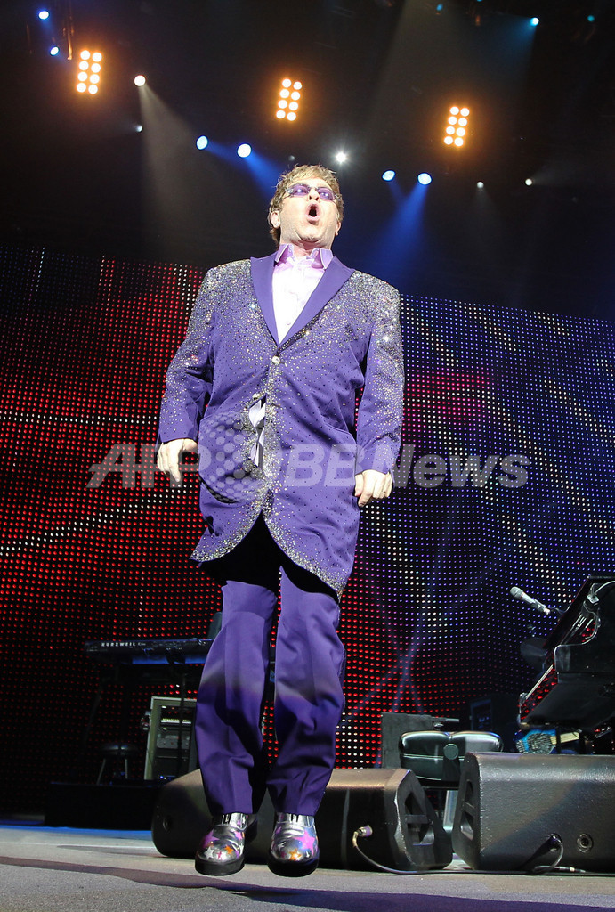 エルトン・ジョン、ニースで歌声を披露