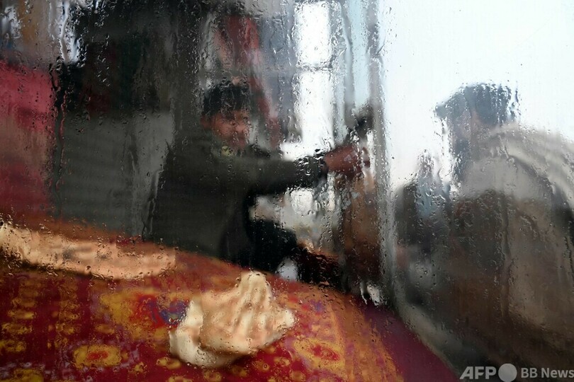 生活困窮者に焼きたてのナン、アフガン首都