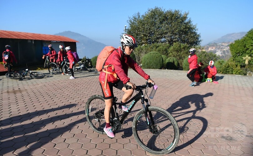 「カンフー尼さん」200人が自転車で3000キロ走破へ 女性の権利訴え