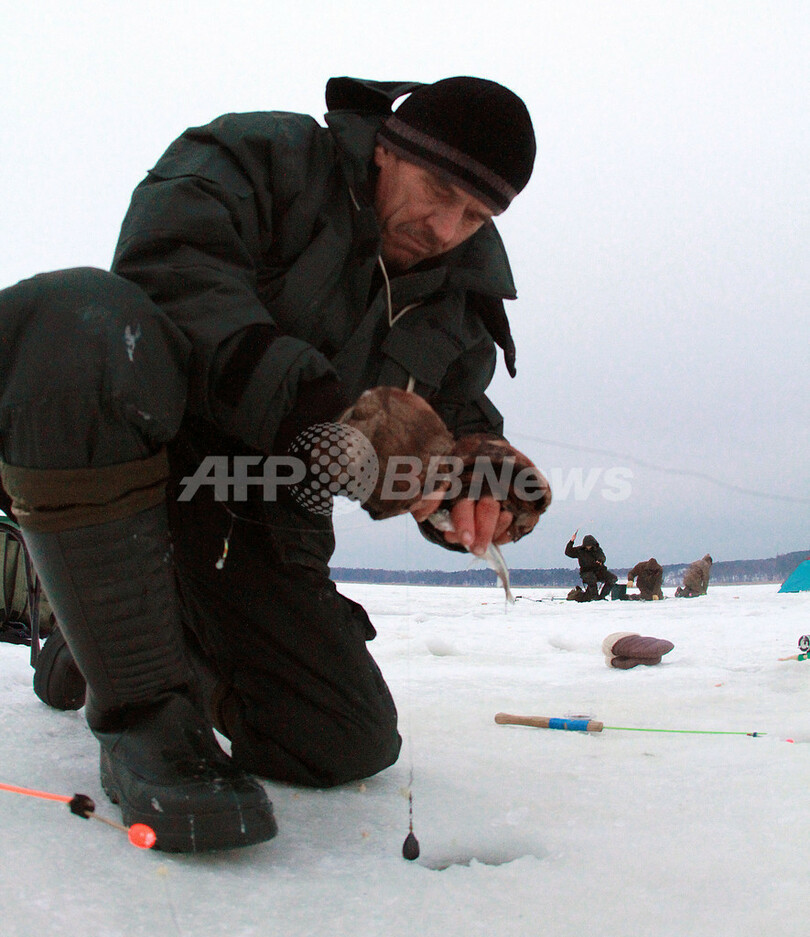 リトアニアの冬の風物詩、スメルトの穴釣り