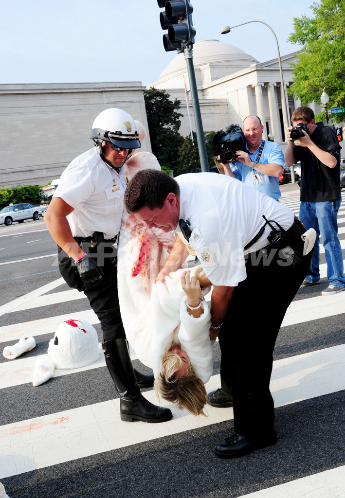 逮捕されるPETAの着ぐるみたち