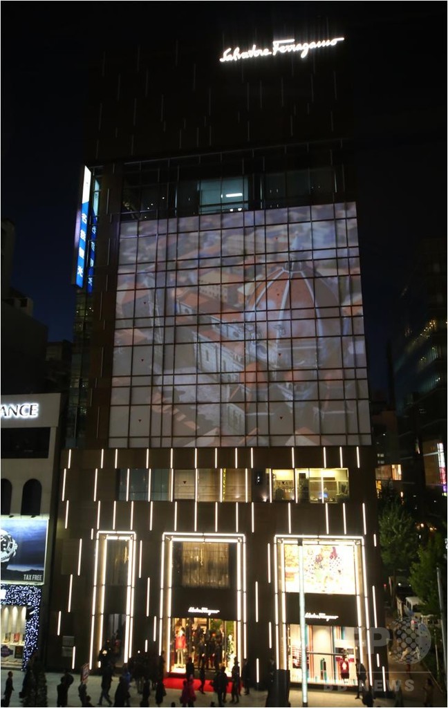 「サルヴァトーレ フェラガモ」銀座本店リニューアル、ローラが祝福