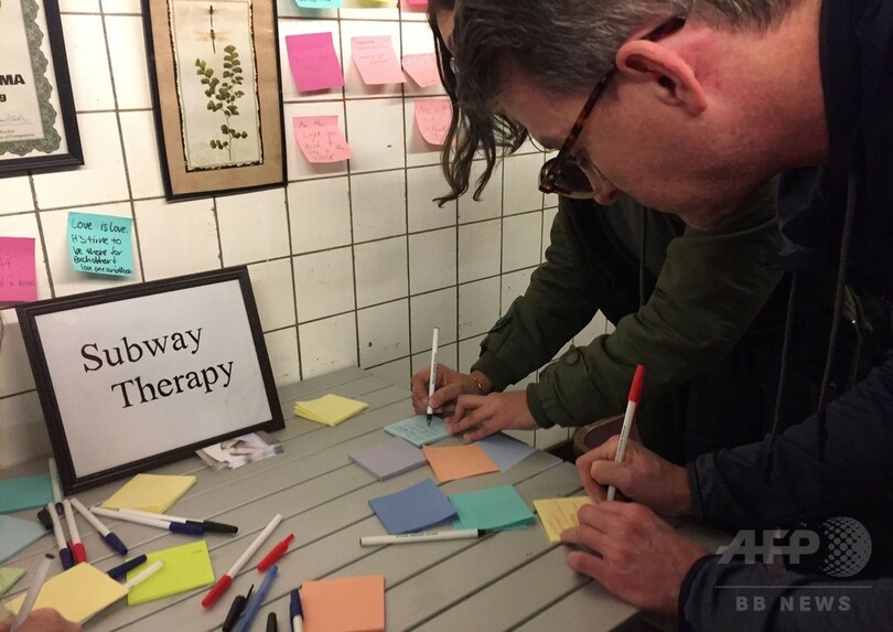 「トランプ・ショック」付箋で発散、米NY地下鉄駅