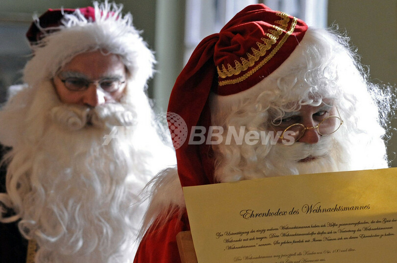 「サンタクロースとしての作法を誓います」、ベルリンでパフォーマーらが署名