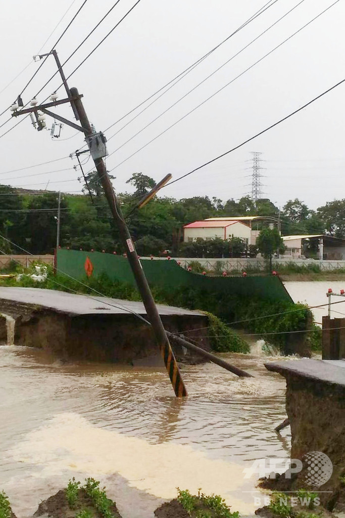 台湾で「極めて異例」の豪雨、6人死亡 数千人が避難
