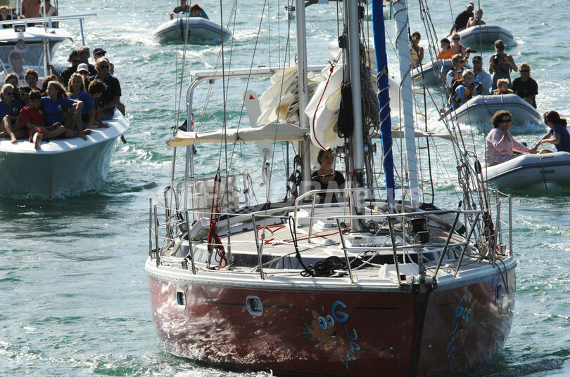 オランダの16歳少女、単独世界一周航海を達成