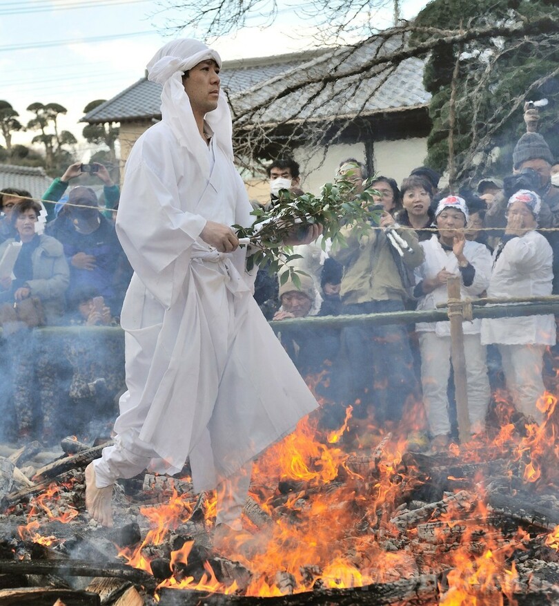 冬至恒例の「火渉祭」、炎を踏みしめ無病息災願う