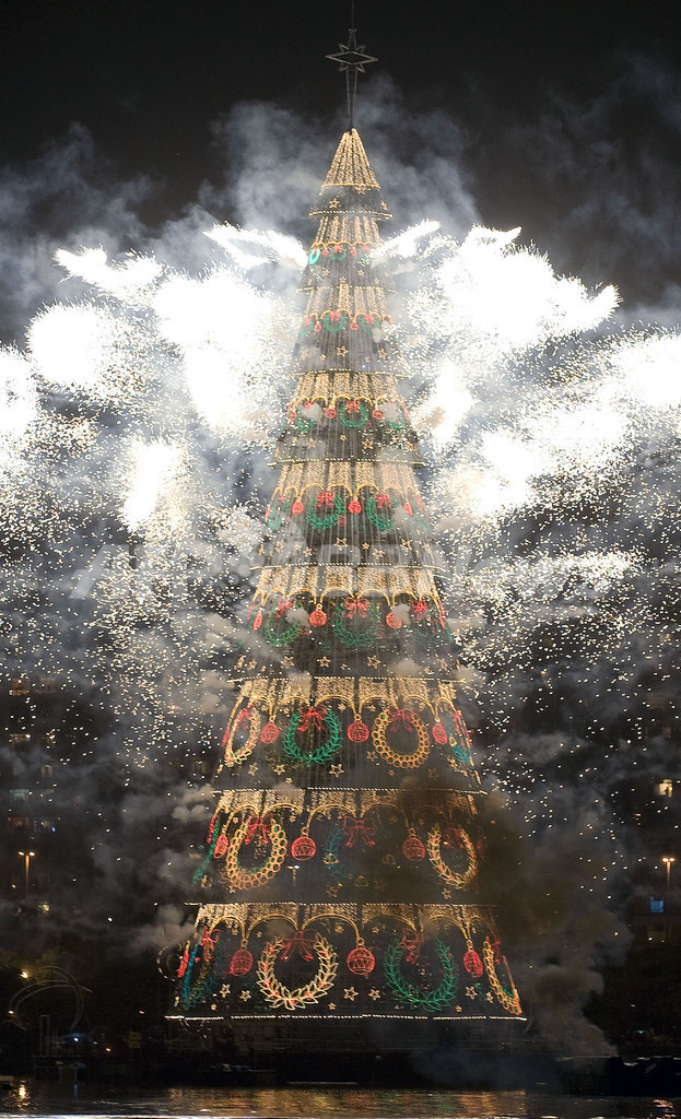 花火が彩る世界最大の湖上クリスマスツリー、ブラジル