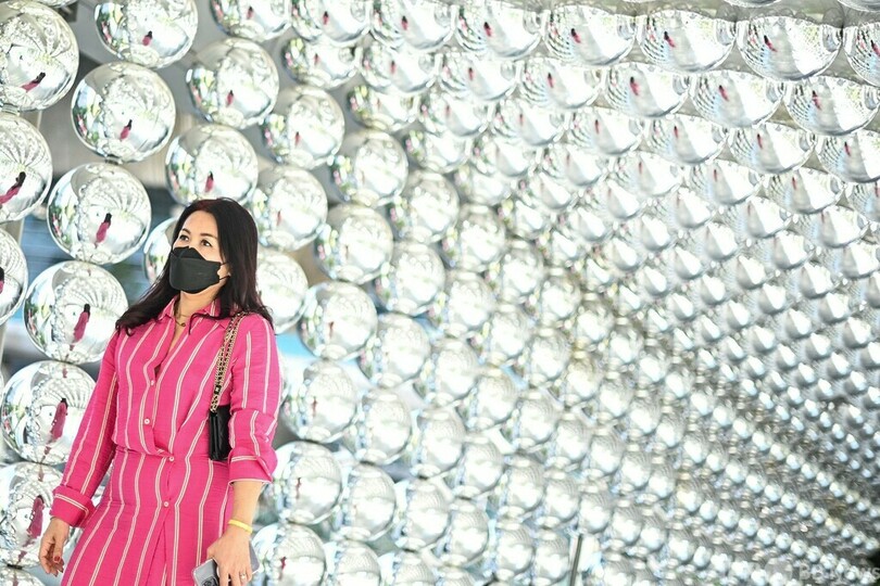 【今日の1枚】歩くたびに球に反射、光のトンネル タイ