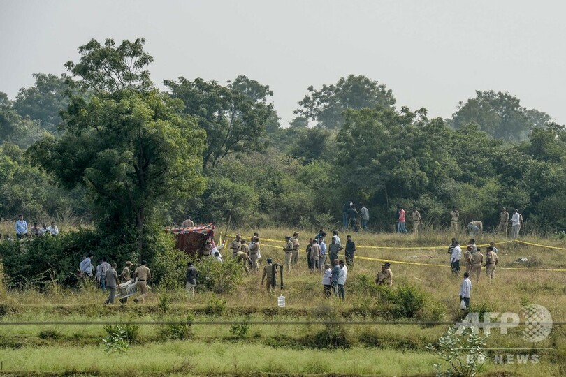 インドの女性獣医師レイプ殺害、警察が容疑者4人を射殺 人々は歓喜