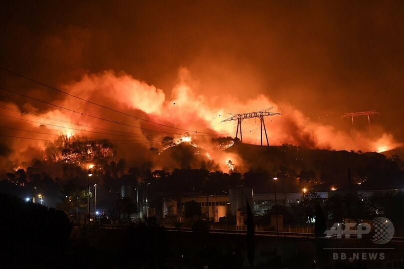 南仏マルセイユ近郊で山火事、1000人超が避難