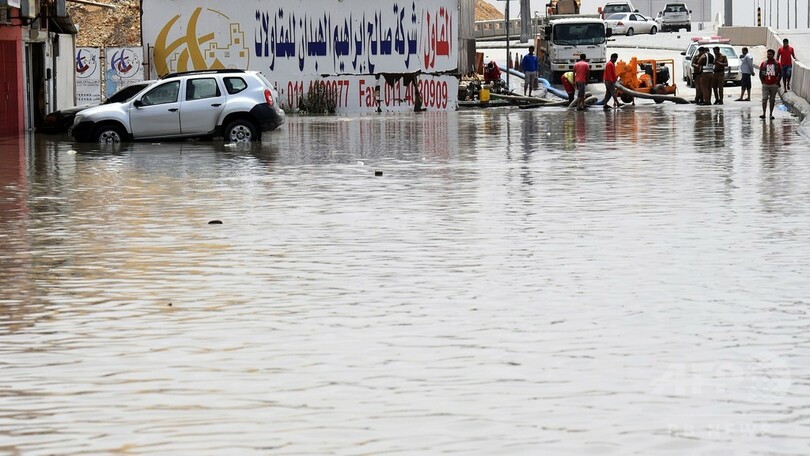 砂漠の国サウジ、首都で洪水が発生