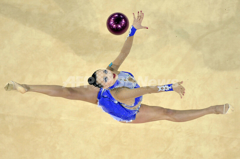 カナエワが個人種目別で2冠、世界新体操選手権