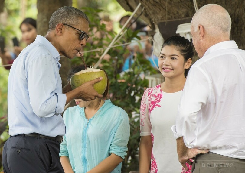 オバマ米大統領、ココナツジュースで喉を潤す ラオス