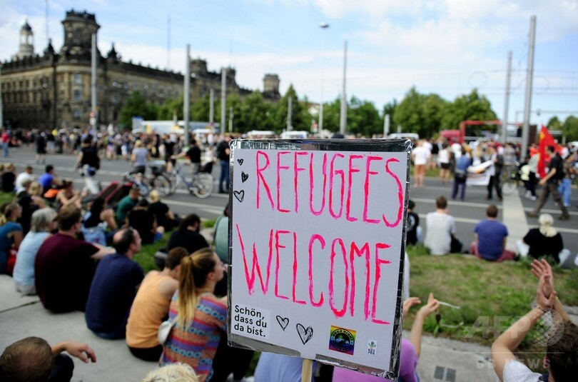 「難民を歓迎」、受け入れ反対に対抗デモ 独ドレスデン