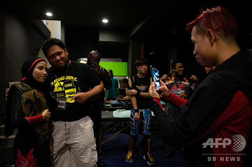 イスラムの壁に立ち向かう ヒジャブ姿のレスラー「フェニックス」 