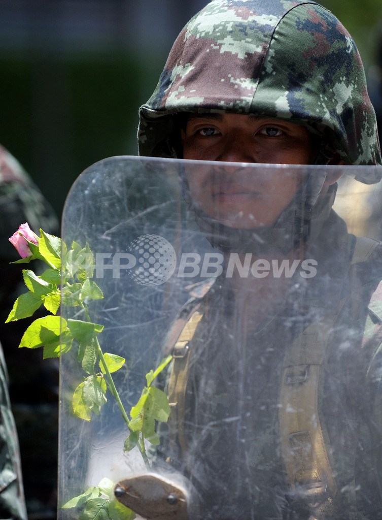 タクシン派デモの火炎瓶で、教育省庁舎が炎上 タイ