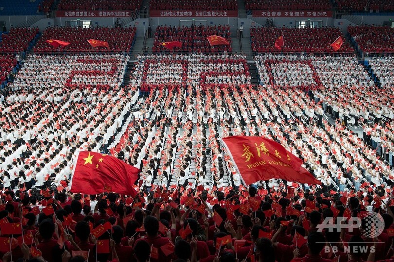 中国・武漢大学で入学式、新入生らマスク着用で